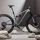 Das Wilier Urta Max SLR schlägt mit sanften 13.900 € zu Buche, vorausgesetzt man möchte das neue RockShox Fahrwerk am Bike habe.