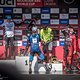 Aaron Gwin dominiert, Luca Shaw genießt, Sam Blenkinsop tänzelt vor Freude, Dean Lucas ist dank Goggle perfekt vorbereitet für die Sektdusche und Dakotah Norton wird gleich ordentlich einen im Tee haben