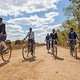 Chiawa in Sambia: Schüler mit Schulwegen von mehr als 6 km erhalten Buffalo Bikes