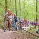 Dicht an dicht fahren die schnellsten Damen der Welt hier beim Weltcup in Albstadt auf einem Singletrail