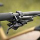 Ebenso findet man die neue Shimano Deore XT Vierkolbenbremse mit niedrig-viskosem Mineralöl am Bike.