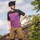 Das Mons Royale Diversion Merino Bike Jersey soll mit einer besonders guten Thermoregulierung punkten und auch nach schweißtreibenden Aktivitäten stets geruchsneutral bleiben.