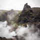 Nebel, Felsen, unwirtliches Gebiet: Island.