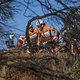 Das Cape Epic ist tückisch! Wie schnell es gehen kann, zeigt dieses Bild! Annika Langvad berappelt sich wieder nach einem Sturz!