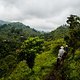 So geht es auf schmalen, steilen Pfaden tief hinein in den kolumbianischen Dschungel