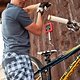 Guido Tschugg wiegt sein Bike