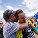 Yeti Teammanger Damien Breach gratuliert Richie Rude zu seinem Sieg auf Stage 7