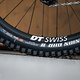 Auffällig ist, dass hinten eine andere DT Swiss-Felge gefahren wird als vorne.