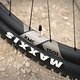 Der Full-29er roller auf DT Swiss XCM 1501 Laufräder und Maxxis DHR II Reifen.