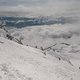 Die Streckenabschnitte weiter unten sind noch in dichten Nebel gehüllt, für die Skiabfahrer tut sich im Laufe des Bewerbs dann doch noch die Sonne auf. ©Andreas Vigl