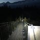 hängebrücke bei nacht