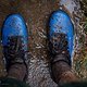Bei Regen hält der Schuh sehr viel Wasser ab, nur bei der Durchquerung großer Pfützen kann der Schuh dem Wasser nicht genug entgegensetzen.