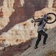 Guten Morgen aus der Wüste: Szymon Godziek trägt sein Bike hinauf