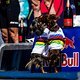 Highlight des Tages: Die beiden Hunde von Tom Pidcock durften ihr Herrchen zur Podiumszeremonie begleiten und zogen die volle Aufmerksamkeit auf sich.