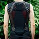 Die Alpinestars Paragon Plus Protection Vest verfügt über einen großzügigen Protektor sowie zwei seitlich angebrachte Taschen