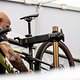 Canyon-Mechaniker Alvaro Dominguez macht sich an Luca Schwarzbauers Rennboliden zu schaffen.