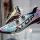 Mit diesem Rennrad-Schuh ist man definitiv der King im Peloton und in der Disco. Wir haben unserem äußerst erfahrenen und ebenso schillernden Rennrad-Tester P.Schaare direkt ein Modell bestellt.