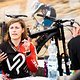 Nervös? Emmeline Ragot jongliert mit Werkzeug - hinten sieht man einen Datalogger am Lapierre-Bike