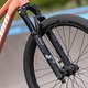 Die Marzocchi Bomber DJ verfügt über 100 mm Federweg und ist eine grundsolide Gabel.