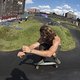Adrien Loron testet die Strecke mit dem Skateboard
