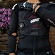 Der Leatt Body Protektor Airflex schützt Brust, Rücken, Schultern und Ellenbogen.