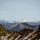 Neuschnee im Vordergrund, ganzjährig schneebdeckte Gipfel im Hintergrund