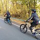 Mit den Bungee-Seilen lassen sich auch erwachsene Biker*innen den Berg hochziehen.