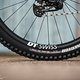 DT Swiss Carbon-Laufräder in Kombination mit schnell rollenden Maxxis-Reifen sollen für hohe Geschwindigkeiten sorgen.