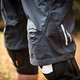 Wasserfeste Stretch-Einsätze im Bereich der Knie sorgen dafür, dass die kurze Endura MT500-Shorts problemlos mit Knieschonern kompatibel ist.
