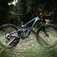 Trailbikes sind häufig leichter als Enduro-Bikes, haben 120–140 mm Federweg und laden zu langen Touren ein.