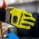 Hält man den Arm zum Abbiegen raus, so beginnt dieser Handschuh automatisch orange zu Blinken.