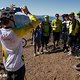Tag 2 Erste Rennetappe: Enduro ist auch Gemeinsamkeit - die Teilnehmer genießen die Aussicht