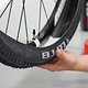 Bei einem Tubeless-Setup füllt man einige Milliliter Dichtflüssigkeit in den Reifen