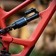 Unabhängig vom Rahmenmaterial bleibt die Ausstattung gleich – gefedert wird mit RockShox, hinten kommt der Vivid Select zum Einsatz.