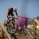 Jordan Sarrou müht sich über eine Brücke in der Höhe von Andorra