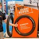 Maxxis-Mike präsentiert den firmeneigenen Fatbike-Reifen - links 29+ und rechts 26&quot;