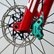 Gebremst wird inzwischen bei SRAM mit vier Kolben anstatt zwei, zu anspruchsvoll sind die heutigen Cross-Country-Weltcupkurse.