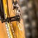 Die auffallenden Laufräder beim Modell in metalblue´n´blue von Newmen kommen in Gold.