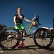 Jill Kintner mit ihrem neuen Norco-Bike und Helm in Autoscooter-Glitzer-Blau