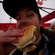 Boris Beyer testet den Burger bei SRAM: Gut!