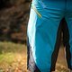 Während die dirtlej Trailscout Half &amp; Half Shorts auf der Vorderseite aus atmungsaktivem Material besteht und dadurch für eine gute Belüftung sorgt …