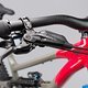 Gebremst wird mit der SRAM Code R, die auf 200 mm große Bremsscheiben vorne und hinten setzt.