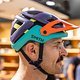 Der luftige MTB-Helm soll mit 20 optimierten Lüftungschlitzen für einen kühlen Kopf sorgen.