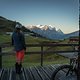 Schweizer Bergpanorama von der urigen Hütte