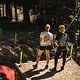Anna Newkirk und Abby Hogie von Beyond Racing inspizieren den letzten Sprung aus dem Wald raus.