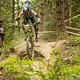 Schulterfrei: Emily Slaco zimmert durch die Felsen