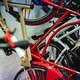 … ein definitiv nicht Offroad-taugliches Hollandrad in der Trendfarbe Rot hängt.