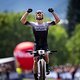 Nino Schurter ist immer noch da! Der Größte feierte in Italien seinen ersten Saisonsieg und scheint auch mit 38 Jahren noch voll konkurrenzfähig.