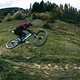 Auch in die Luft geht der Downhill-Bolide erstaunlich behände
