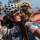 Die erste Etappe ist geschafft: Emotionen bei der Ankunft. Foto: Karin Schermbrucker/Cape Epic/SPORTZPICS